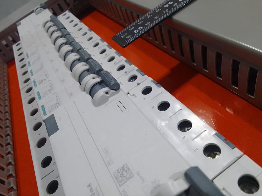 Disjuntores e dispositivo DR instalados no quadro